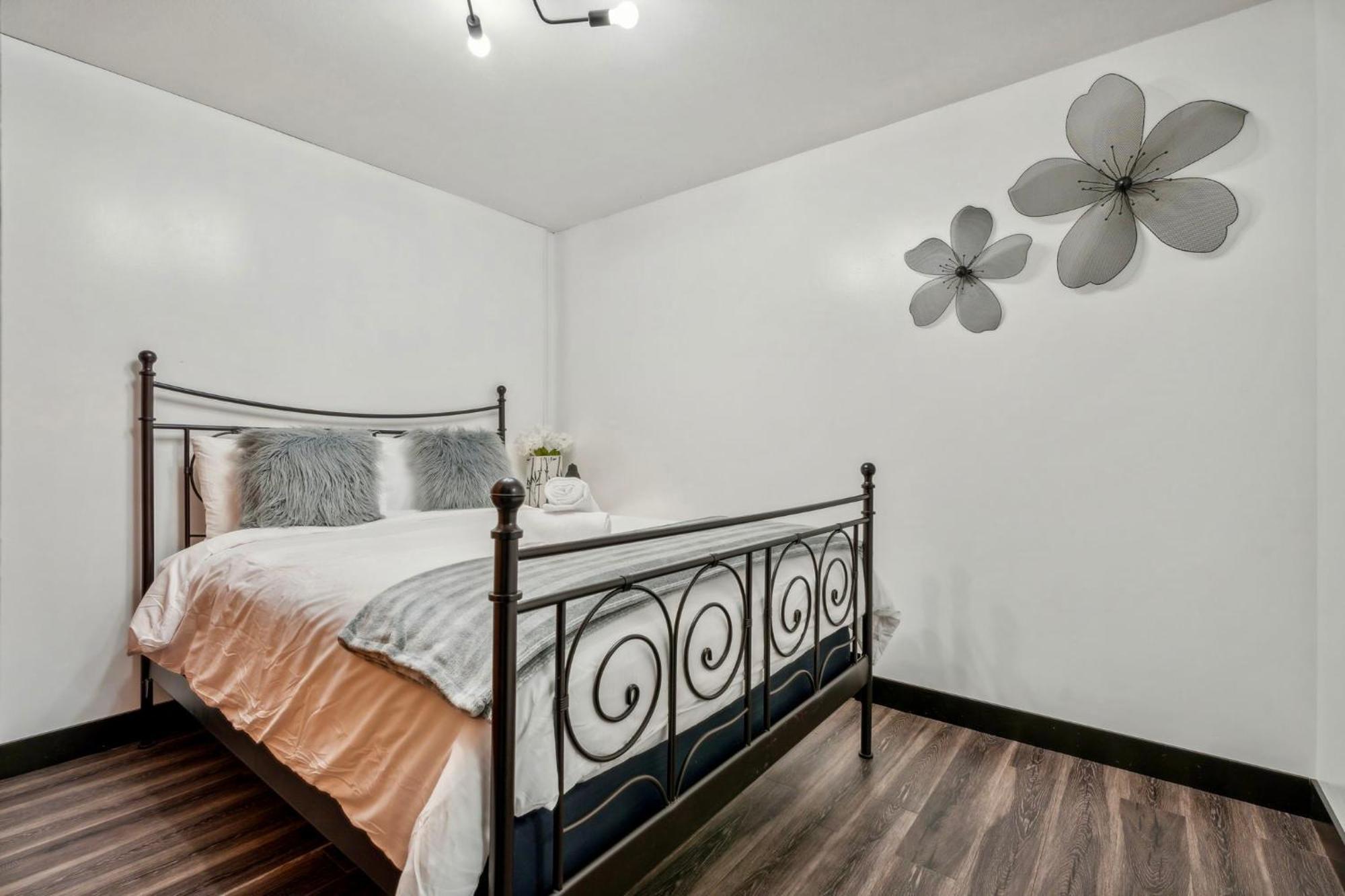 The Park House Retreat With Hot Tub Holiday home Calgary