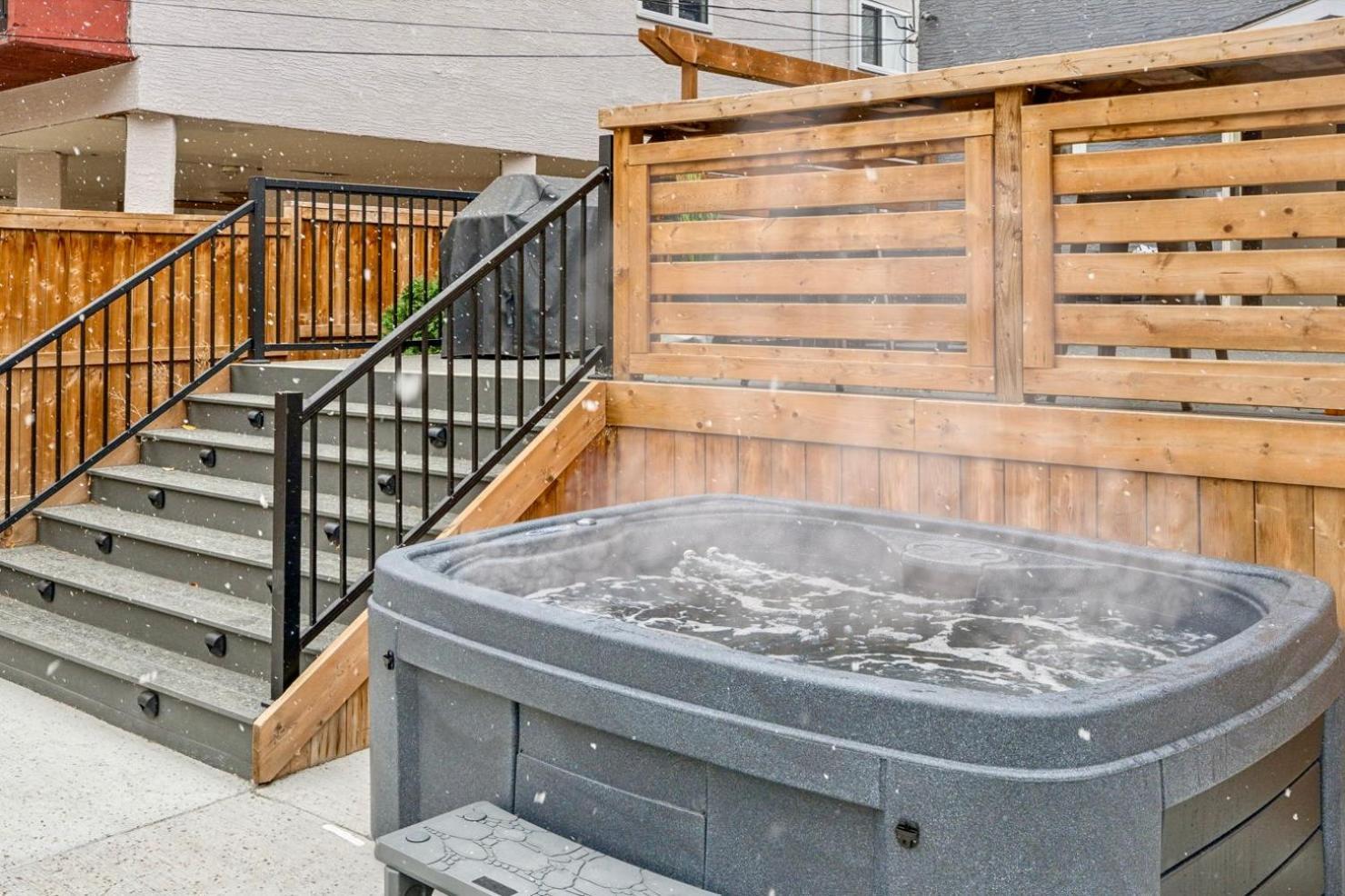 The Park House Retreat With Hot Tub Calgary