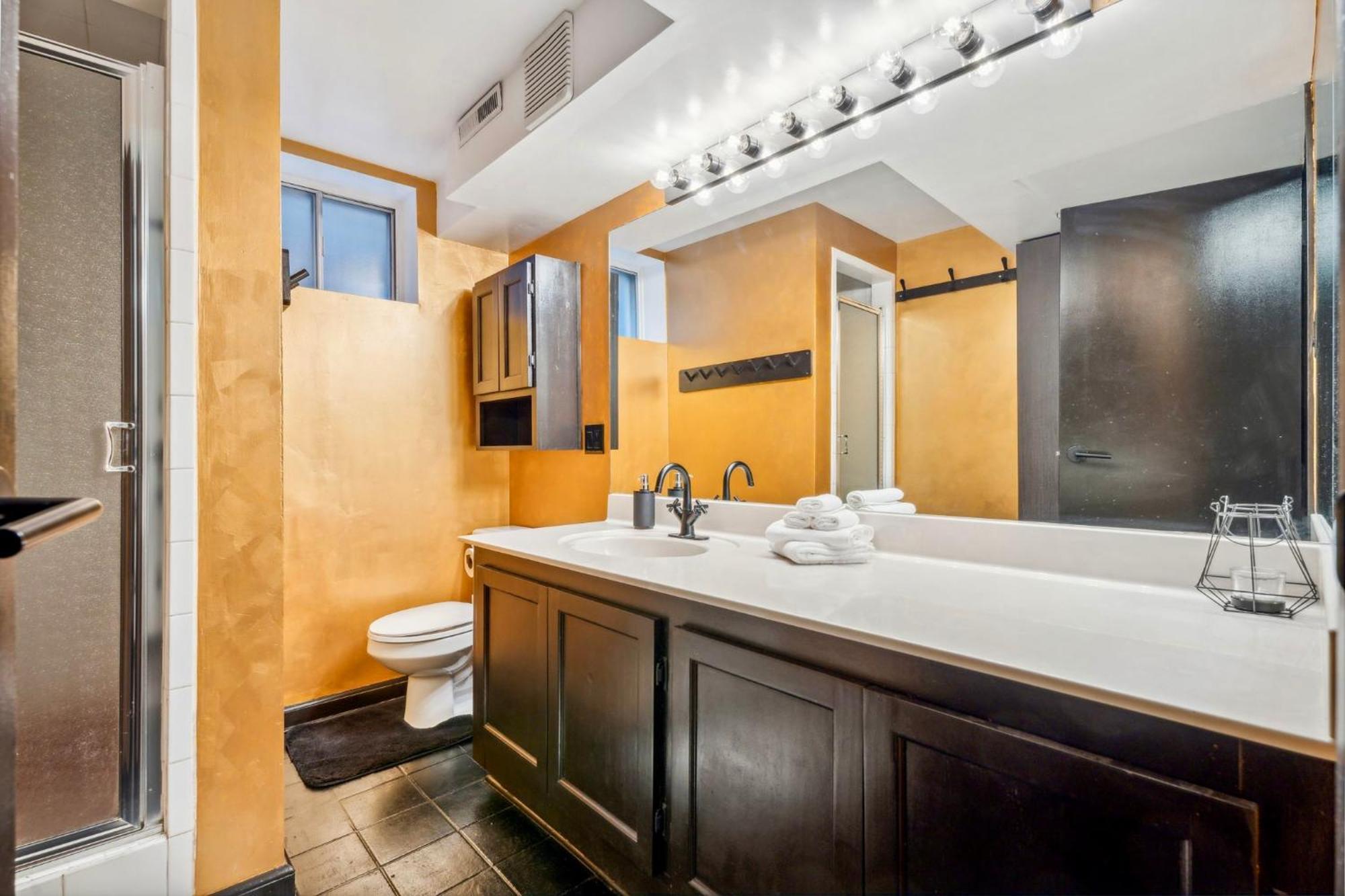 The Park House Retreat With Hot Tub Holiday home Calgary