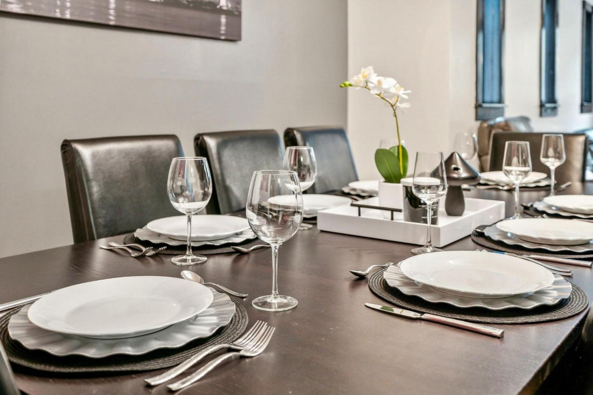 The Park House Retreat With Hot Tub Holiday home Calgary
